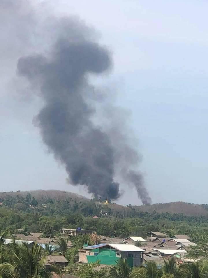 (စစ်ကောင်စီတပ် မီးရှို့ဖျက်ဆီးနေသော ရှပ်ပုံစံပြကျေးရွာအား အဝေးမှ မြင်တွေ့ရစဥ်၊ ဓာတ်ပုံ - CJ)