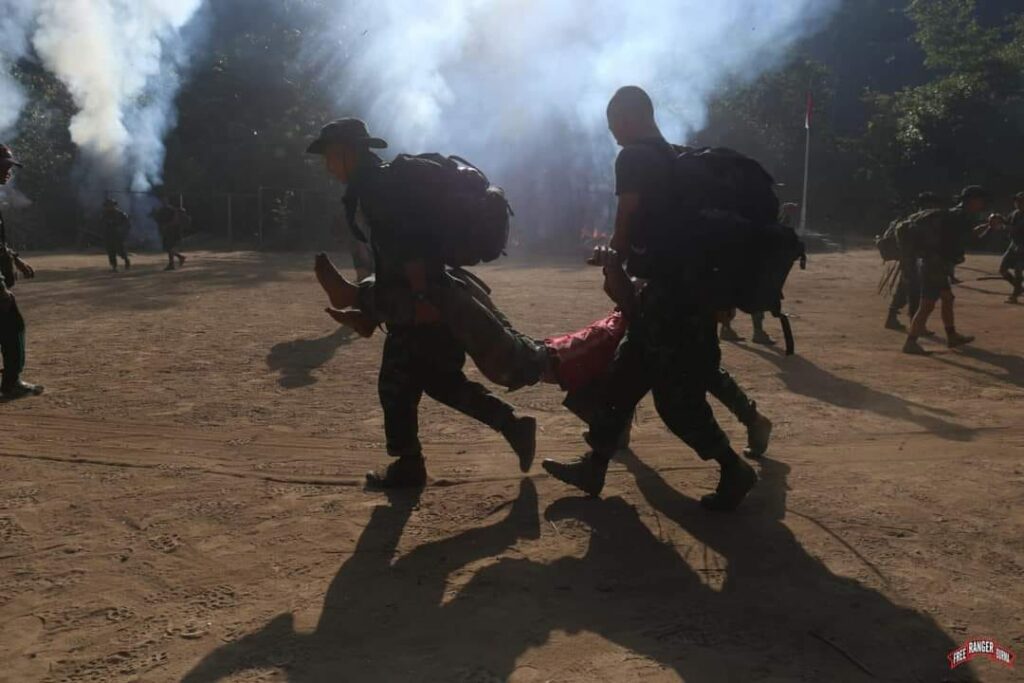 (Free Burma Rangers ၏ ဒီဇင်ဘာလကုန်ပိုင်းသင်တန်းဆင်းပွဲနှင့်လာရောက်အားပေးခဲ့သော ယူကရိန်းနိုင်ငံသူ ။ ။ဓါတ်ပုံ-FBR)