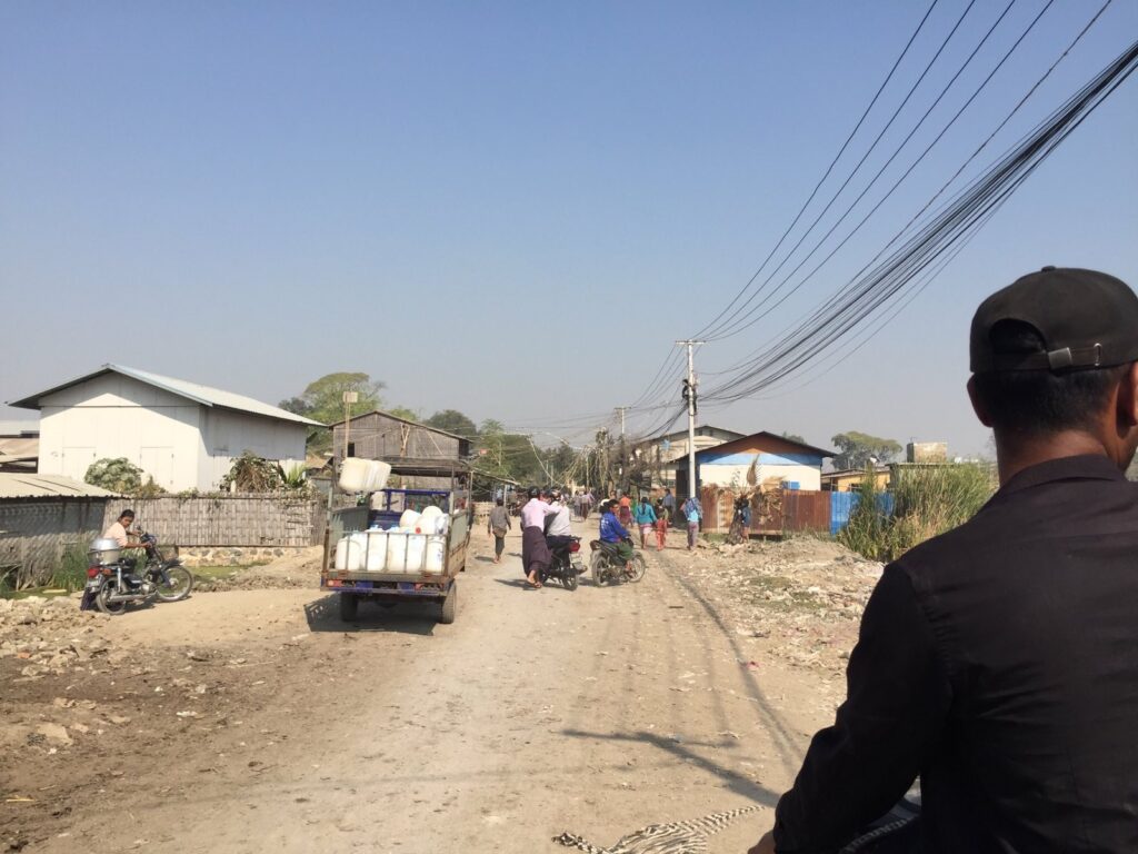 မန္တလေးမှာ အိမ်ခြေတွေ ကျုးကျော်ဆိုပြီး ဖျက်ခံရစဉ် (ပုံဟောင်း)