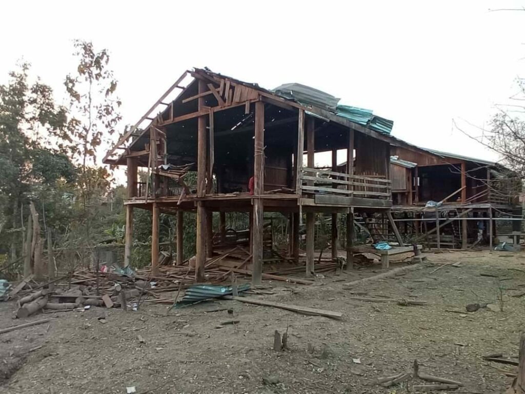 (စစ်ကောင်စီ ဗုံကျဲတိုက်ခိုက်မှုကြောင့် မိုးတာလေးကျေးရွာနှင့်တိုက်ကုန်းကျေးရွာရှိနေအိမ်များပျက်စီးနေမှု ။ ။ဓါတ်ပုံ-CJ)