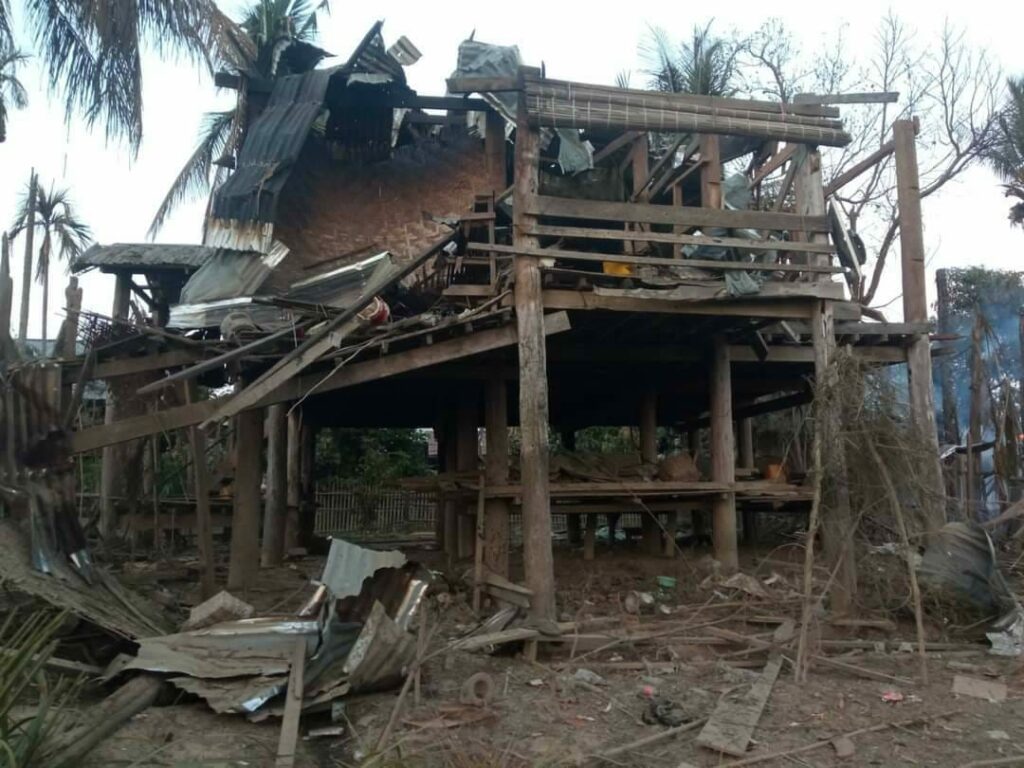 (စစ်ကောင်စီ ဗုံကျဲတိုက်ခိုက်မှုကြောင့် မိုးတာလေးကျေးရွာနှင့်တိုက်ကုန်းကျေးရွာရှိနေအိမ်များပျက်စီးနေမှု ။ ။ဓါတ်ပုံ-CJ)
