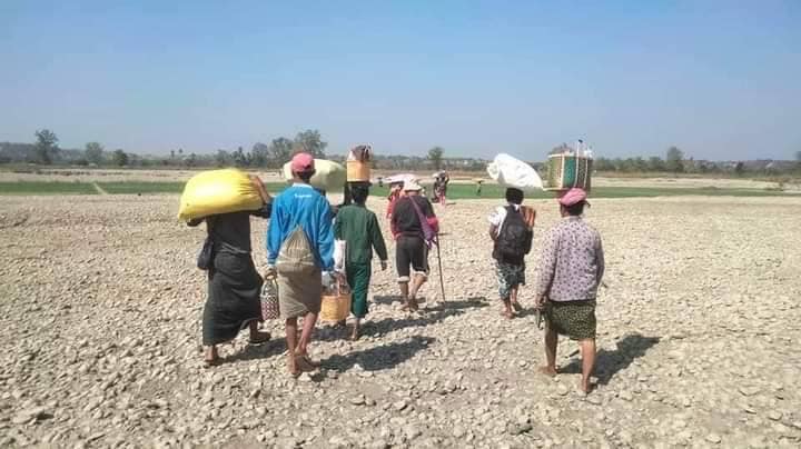 (ထွက်ပြေးတိမ်းရှောင်နေရသော ပြည်သူများအား တွေ့ရစဉ်၊ ဓာတ်ပုံ- Pauk Newsletter Page)