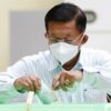 ၂၀၂၀ ရွေးကောက်ပွဲမှာ မဲပေးနေတဲ့ စစ်ကောင်စီခေါင်းဆောင် (ဓာတ်ပုံ − AP)