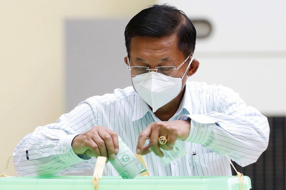 ၂၀၂၀ ရွေးကောက်ပွဲမှာ မဲပေးနေတဲ့ စစ်ကောင်စီခေါင်းဆောင် (ဓာတ်ပုံ − AP)