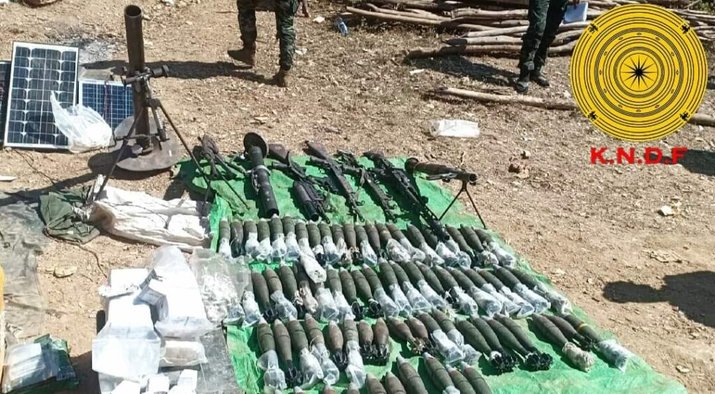 (မယ်စလောင်းတောင်စစ်ကောင်စီစခန်းမှ ကရင်နီပူးပေါင်းတပ်များသိမ်းဆည်းရရှိသော လက်နက်ခဲယမ်းများ။ဓါတ်ပုံ-KNDF)
