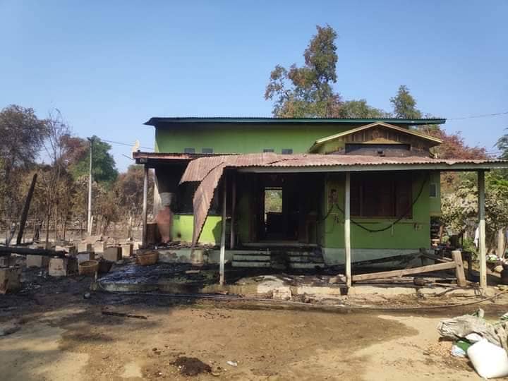 မီးလောင်ပြာကျခဲ့သောညောင်လှရွာနေအိမ်များအား တွေ့ရစဉ်၊ ဓာတ်ပုံ-ဒီပဲယင်းမြို့နယ်စစ်ရှောင်ထောက်ပံ့ရေး
