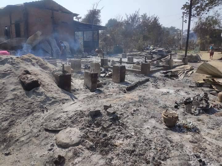 မီးလောင်ပြာကျခဲ့သောညောင်လှရွာနေအိမ်များအား တွေ့ရစဉ်၊ ဓာတ်ပုံ-ဒီပဲယင်းမြို့နယ်စစ်ရှောင်ထောက်ပံ့ရေး