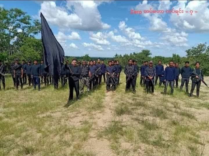 Zero ပြောက်ကျားတပ်ဖွဲ့ဝင်များနှင့် မုံရွာ - မန္တလေးလမ်းပေါ်တွင် စစ်ကောင်စီယာဥ်တစ်စီး မိုင်းထိပြီးနောက် တွေ့ရဥ်၊ ဓာတ်ပုံ - Cj