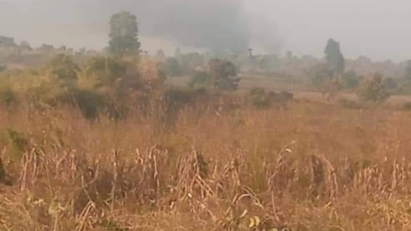 အင်းမရွာအား မီးရှို့ဖျက်ဆီးနေသည်ကို အဝေးမှမြင်တွေ့ရစဥ် ၊ဓာတ်ပုံ-ကျွန်းလှ ကန့်ဘလူ တက်ကြွလှုပ်ရှားသူများအဖွဲ့