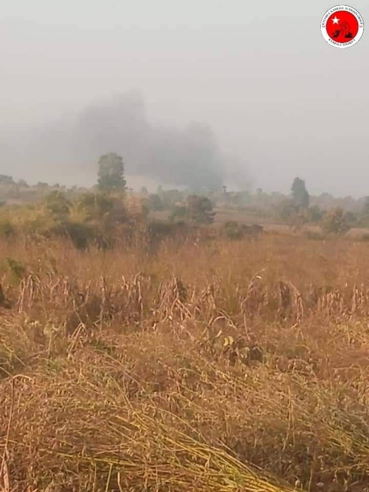 အင်းမရွာအား မီးရှို့ဖျက်ဆီးနေသည်ကို အဝေးမှမြင်တွေ့ရစဥ် ၊ဓာတ်ပုံ-ကျွန်းလှ ကန့်ဘလူ တက်ကြွလှုပ်ရှားသူများအဖွဲ့
