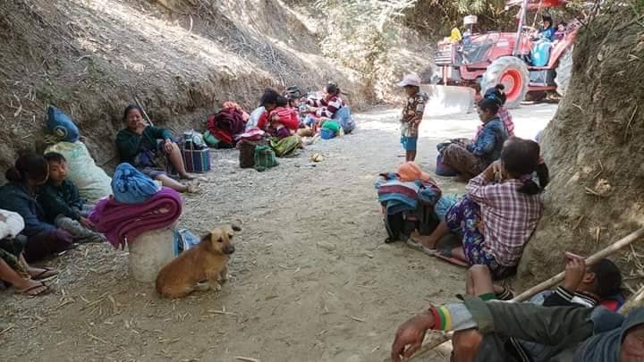 (ထွက်ပြေးတိမ်းရှောင်နေရသော ပြည်သူများအား တွေ့ရစဉ်၊ ဓာတ်ပုံ- Pauk Newsletter Page)