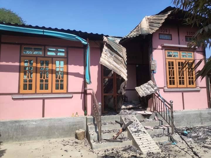 မီးလောင်ပြာကျခဲ့သောညောင်လှရွာနေအိမ်များအား တွေ့ရစဉ်၊ ဓာတ်ပုံ-ဒီပဲယင်းမြို့နယ်စစ်ရှောင်ထောက်ပံ့ရေး
