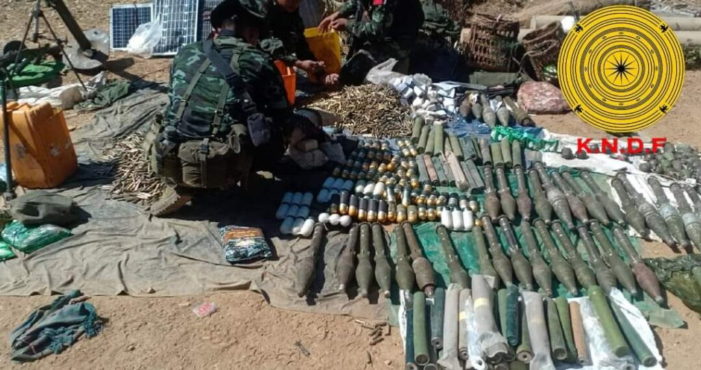 (မယ်စလောင်းတောင်စစ်ကောင်စီစခန်းမှ ကရင်နီပူးပေါင်းတပ်များသိမ်းဆည်းရရှိသော လက်နက်ခဲယမ်းများ။ဓါတ်ပုံ-KNDF)