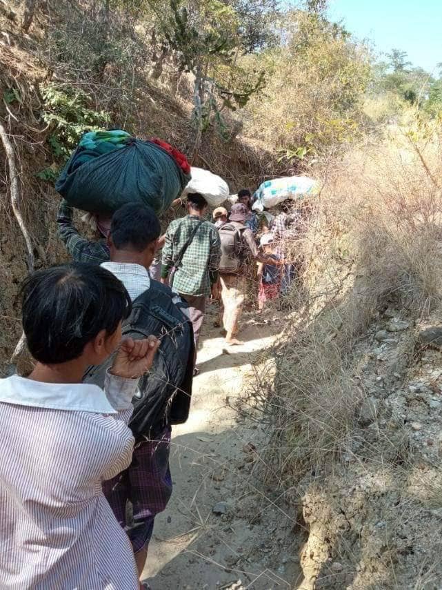 (ထွက်ပြေးတိမ်းရှောင်နေရသော ပြည်သူများအား တွေ့ရစဉ်၊ ဓာတ်ပုံ- Pauk Newsletter Page)