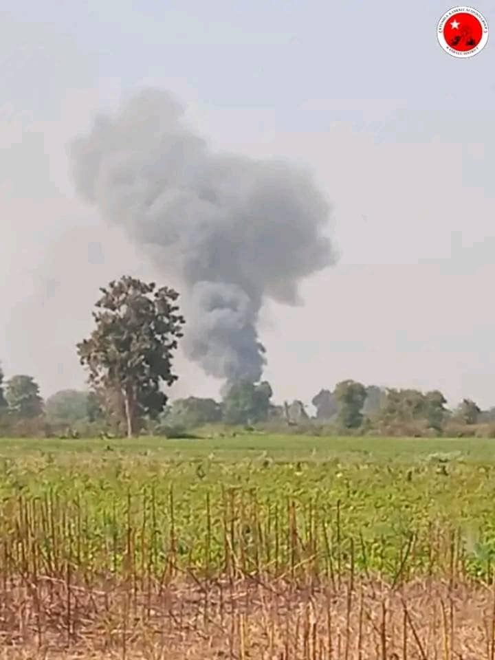 အင်းမရွာ မီးရှို့ဖျက်ဆီးခံနေရသည်ကို အဝေးမှ မြင်တွေ့ရစဉ်၊ ဓာတ်ပုံ-ကျွန်းလှ ကန့်ဘလူ တက်ကြွလှုပ်ရှားသူများအဖွဲ့ -ကန့်ဘလူခရိုင်