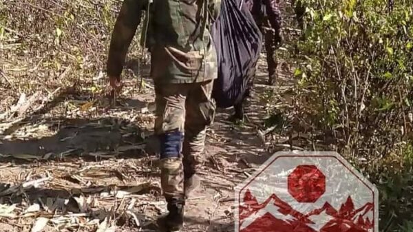 ဒဏ်ရာရရဲဘော်တစ်ဦးအား သယ်ထုတ်နေစဥ်၊ ဓာတ်ပုံ-NUG တပ်ရင်း(၁၂၂၂)