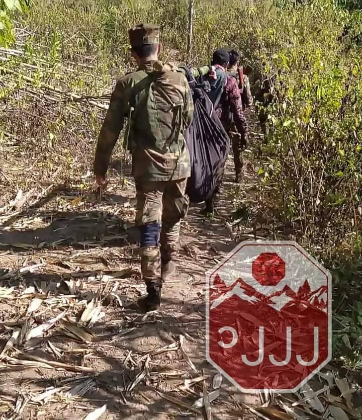 ဒဏ်ရာရရဲဘော်တစ်ဦးအား သယ်ထုတ်နေစဥ်၊ ဓာတ်ပုံ-NUG တပ်ရင်း(၁၂၂၂)