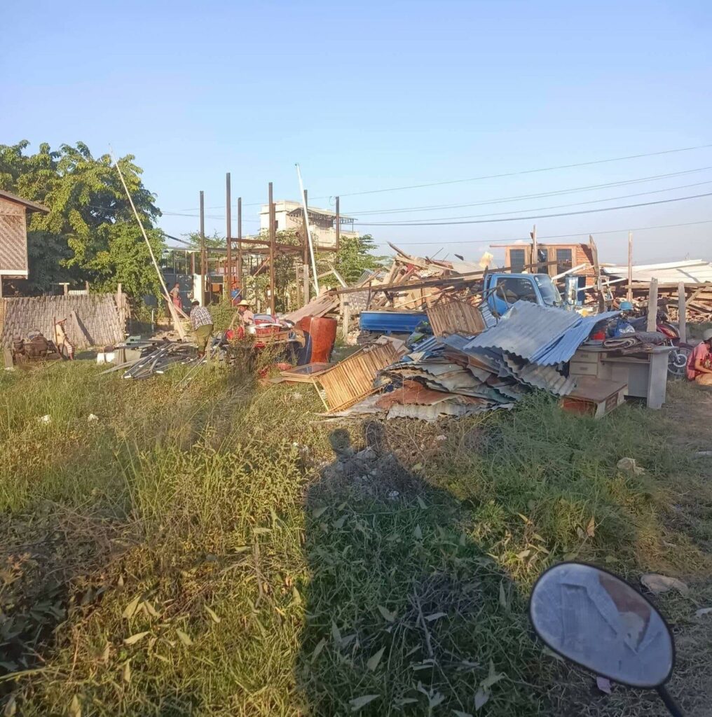 မန္တလေးမှာ အိမ်ခြေတွေ ကျုးကျော်ဆိုပြီး ဖျက်ခံရစဉ် (ပုံဟောင်း)
