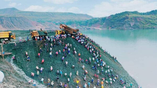(၂၀၂၀ ​မေလတွင် ဖားကန့်တစ်​နေရာ၌ ​ရေမ​ဆေး​ကျောက်ရှာ​ဖွေသူများ ။ ။ဓါတ်ပုံ-CJ)