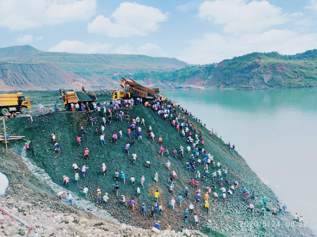 (၂၀၂၀ ​မေလတွင် ဖားကန့်တစ်​နေရာ၌ ​ရေမ​ဆေး​ကျောက်ရှာ​ဖွေသူများ ။ ။ဓါတ်ပုံ-CJ)