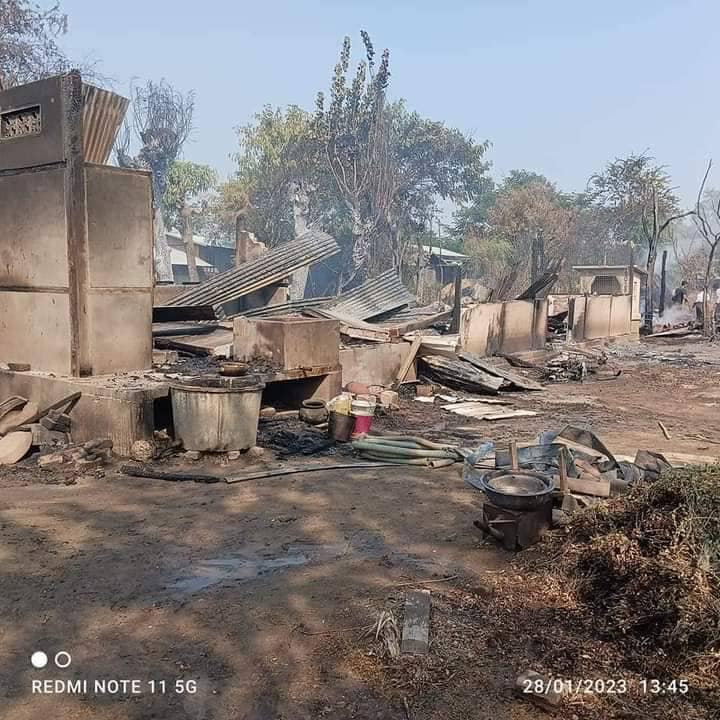 မီးရှို့ဖျက်ဆီးခံရသော ရွာသစ်ကျေးရွာအား တွေ့ရစဥ်။ဓာတ်ပုံ- ခင်ဦးမြို့နယ်သတင်းမှန်ပြန်ကြားရေး