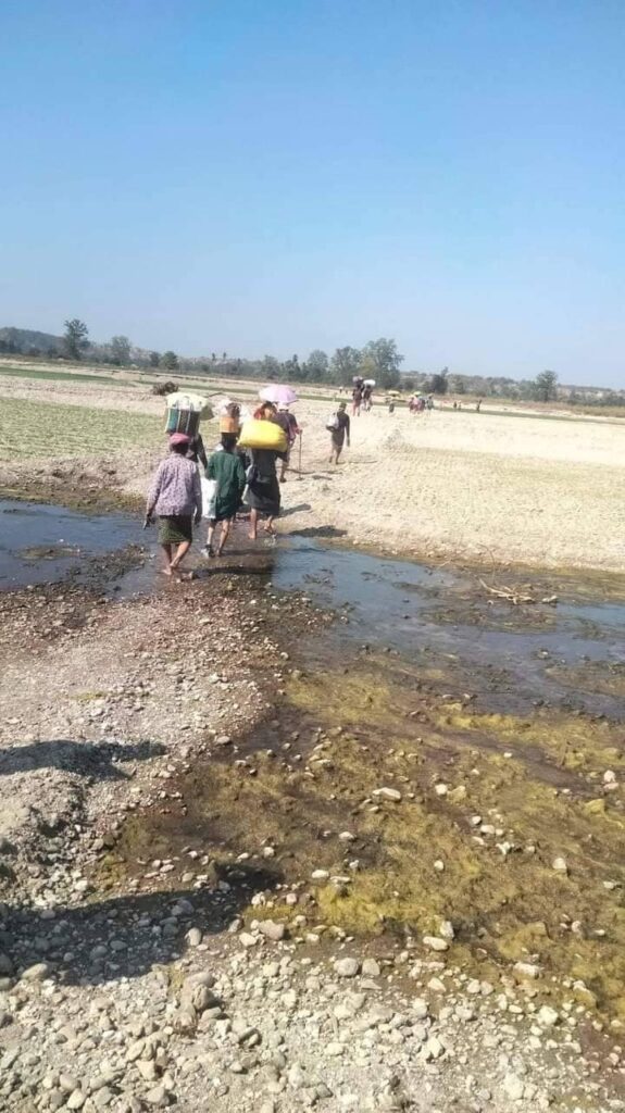 (ထွက်ပြေးတိမ်းရှောင်နေရသော ပြည်သူများအား တွေ့ရစဉ်၊ ဓာတ်ပုံ- Pauk Newsletter Page)