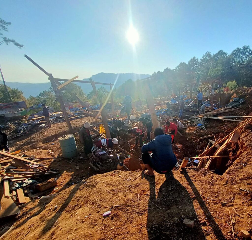 (စစ်ကောင်စီတပ် ပစ်ခတ်မှုကြောင့် လူနေအိမ် များ ပျက်စီးနေစဉ်၊ ဓာတ်ပုံ - မင်းတပ်မြို့နယ် ပြည်သူ့အုပ်ချုပ်ရေးအဖွဲ့)