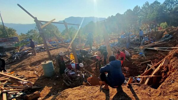 (စစ်ကောင်စီတပ် ပစ်ခတ်မှုကြောင့် လူနေအိမ် များ ပျက်စီးနေစဉ်၊ ဓာတ်ပုံ - မင်းတပ်မြို့နယ် ပြည်သူ့အုပ်ချုပ်ရေးအဖွဲ့)