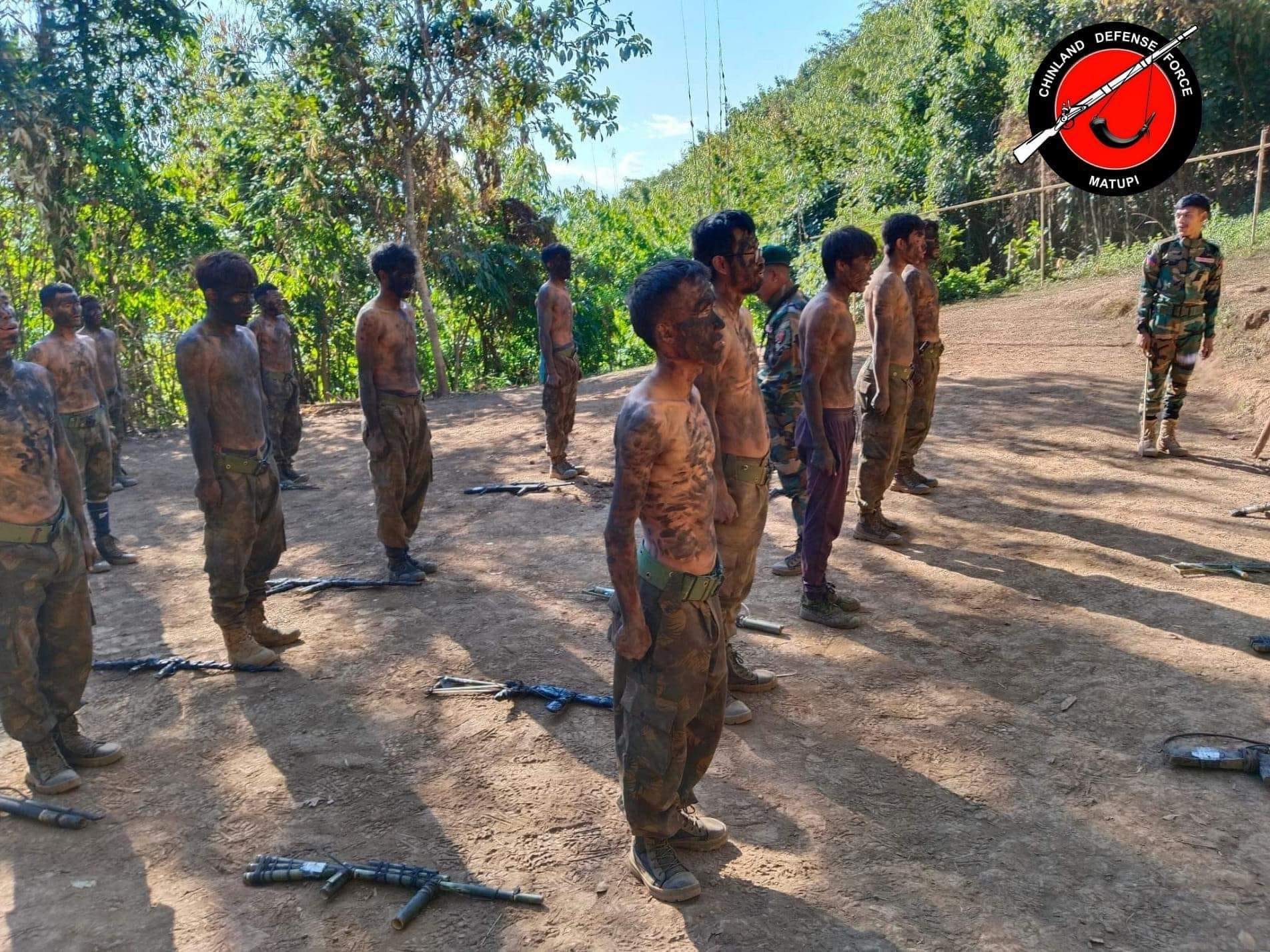 (မတူပီ CDF မှ ရဲဘော်များ စစ်ရေးလေ့ကျင့်နေစဉ်၊ ဓာတ်ပုံ - CDF Matupi)