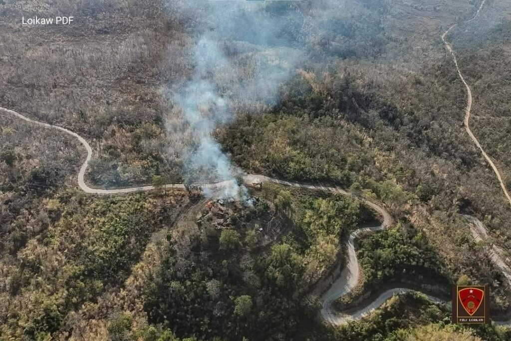 (မယ်စလောင်းတောင် စစ်ကောင်စီတပ်စခန်းအား ကရင်နီပူးပေါင်းတပ်များကတိုက်ခိုက်သိမ်းပိုက်ပြီးနောက်မြင်ကွင်း။ ဓါတ်ပုံ-လွိုင်ကော်PDF)