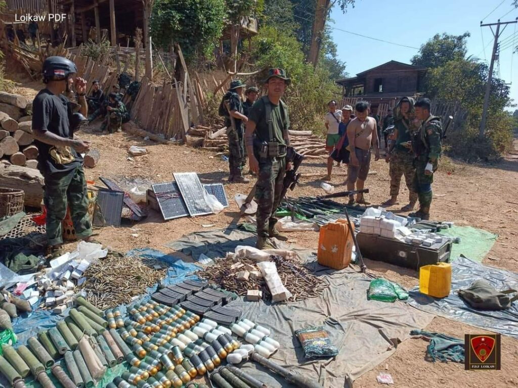 (မယ်စလောင်းတောင် စစ်ကောင်စီတပ်စခန်းအား ကရင်နီပူးပေါင်းတပ်များကတိုက်ခိုက်သိမ်းပိုက်ပြီးနောက်မြင်ကွင်း။ ဓါတ်ပုံ-လွိုင်ကော်PDF)