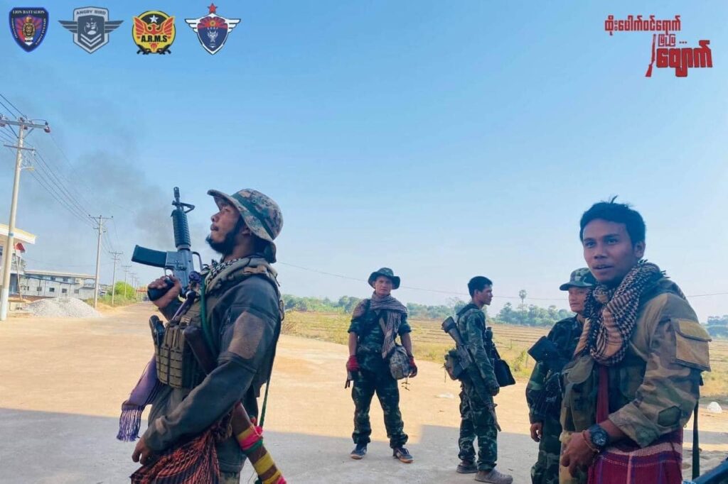 (တော်လှန်ရေးပူးပေါင်းတပ်မှ ရဲဘော်များ တိုက်ပွဲအပြီး တွေ့ရစဉ်၊ ဓာတ်ပုံ - Lion Battelion Commando)