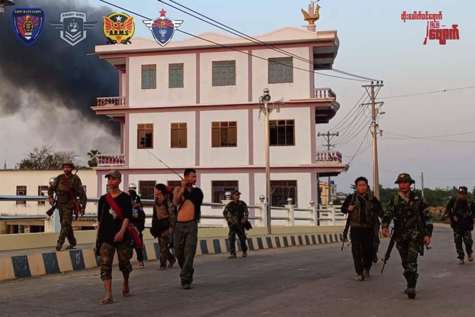 (တော်လှန်ရေးပူးပေါင်းတပ်မှ ရဲဘော်များ တိုက်ပွဲအပြီး တွေ့ရစဉ်၊ ဓာတ်ပုံ - Lion Battelion Commando)