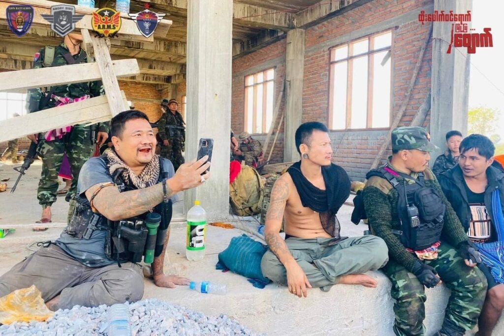 (တော်လှန်ရေးပူးပေါင်းတပ်မှ ရဲဘော်များ တိုက်ပွဲအပြီး တွေ့ရစဉ်၊ ဓာတ်ပုံ - Lion Battelion Commando)