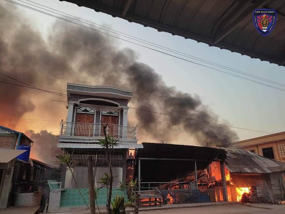 (စစ်ကောင်စီတပ်ကလက်နက်ကြီးဖြင့်ပစ်ခတ်၍ ပြည်သူ့နေအိမ်များမီးလောင်ကျွမ်းနေစဥ်။ဓါတ်ပုံ- Lion Battalion Commando)