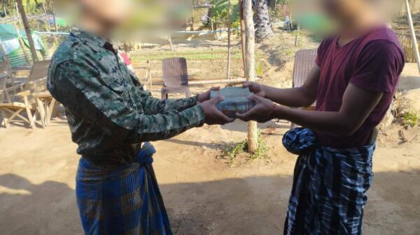 (ငွေကျပ်သိန်းငါးဆယ် လှူဒါန်းနေစဥ်။ ။ဓါတ်ပုံ-မြိုင်ပကဖ)