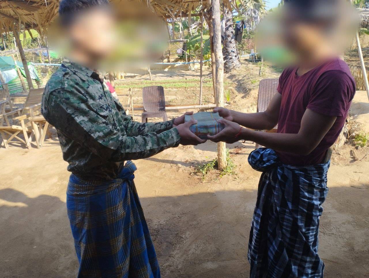 (ငွေကျပ်သိန်းငါးဆယ် လှူဒါန်းနေစဥ်။ ။ဓါတ်ပုံ-မြိုင်ပကဖ)