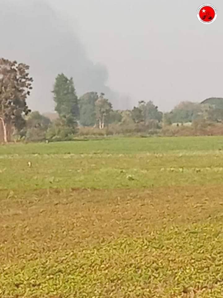 ချောင်းကြားရွာအား မီးရှို့ဖျက်ဆီးနေစဥ်၊ ဓာတ်ပုံ- ကျွန်းလှ ကန့်ဘလူ တက်ကြွလှုပ်ရှားသူများအဖွဲ့