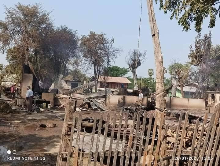 မီးရှို့ဖျက်ဆီးခံရသော ရွာသစ်ကျေးရွာအား တွေ့ရစဥ်။ဓာတ်ပုံ- ခင်ဦးမြို့နယ်သတင်းမှန်ပြန်ကြားရေး