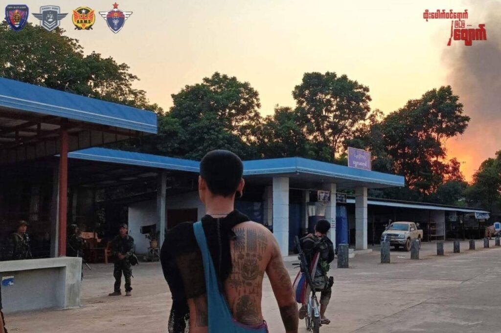 (တော်လှန်ရေးပူးပေါင်းတပ်မှ ရဲဘော်များ တိုက်ပွဲအပြီး တွေ့ရစဉ်၊ ဓာတ်ပုံ - Lion Battelion Commando)