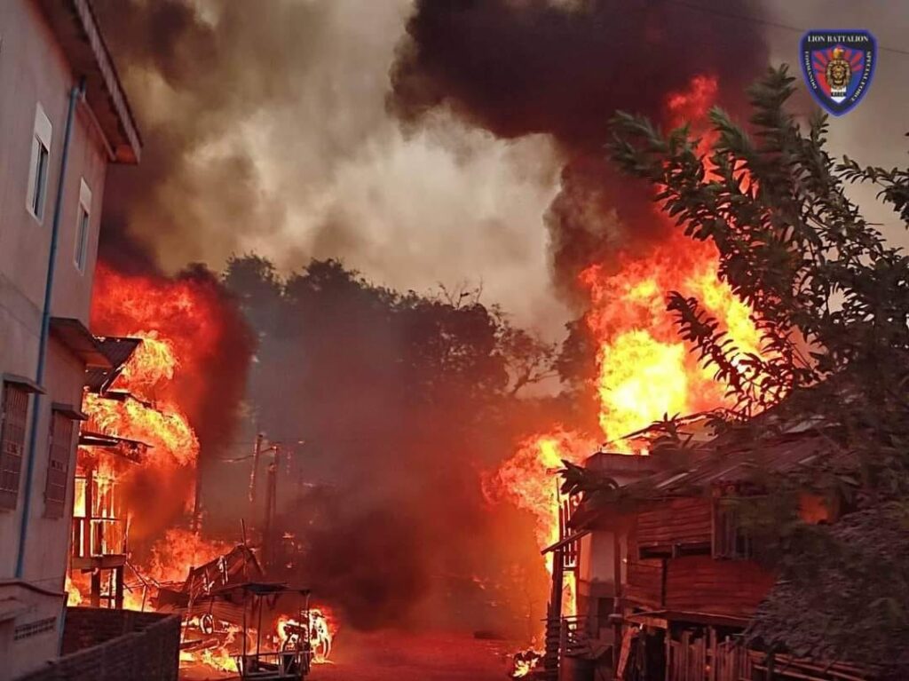 (စစ်ကောင်စီတပ်ကလက်နက်ကြီးဖြင့်ပစ်ခတ်၍ ပြည်သူ့နေအိမ်များမီးလောင်ကျွမ်းနေစဥ်။ဓါတ်ပုံ- Lion Battalion Commando)