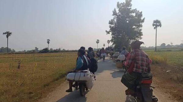 ပြည်သူများထွက်ပြေးတိမ်းရှောင်နေရစဥ်၊ ဓာတ်ပုံ-ဗိုလ်ထွဋ်ခေါင်