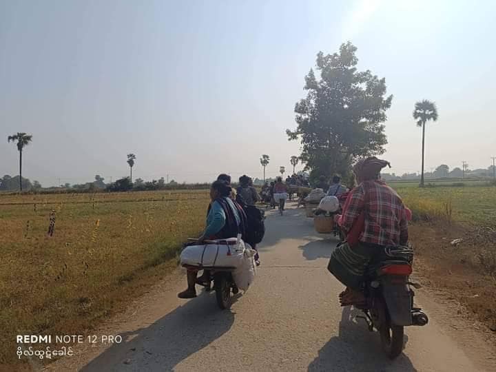 ပြည်သူများထွက်ပြေးတိမ်းရှောင်နေရစဥ်၊ ဓာတ်ပုံ-ဗိုလ်ထွဋ်ခေါင်