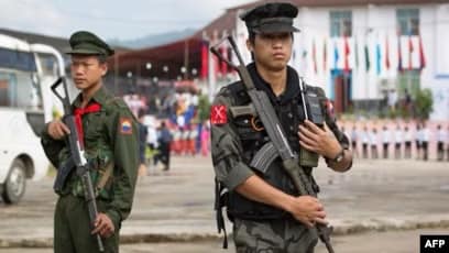 မိုင်ဂျာယန်တွင် တွေ့ရသော KIA တပ်သားနှစ်ဦးအား တွေ့ရစဉ်၊ ဓာတ်ပုံ - AFP