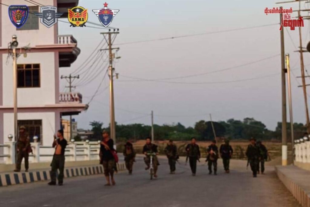 (တော်လှန်ရေးပူးပေါင်းတပ်မှ ရဲဘော်များ တိုက်ပွဲအပြီး တွေ့ရစဉ်၊ ဓာတ်ပုံ - Lion Battelion Commando)