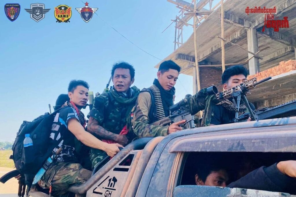 (တော်လှန်ရေးပူးပေါင်းတပ်မှ ရဲဘော်များ တိုက်ပွဲအပြီး တွေ့ရစဉ်၊ ဓာတ်ပုံ - Lion Battelion Commando)