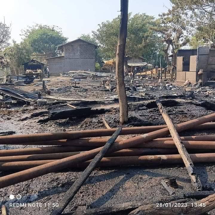 မီးရှို့ဖျက်ဆီးခံရသော ရွာသစ်ကျေးရွာအား တွေ့ရစဥ်။ဓာတ်ပုံ- ခင်ဦးမြို့နယ်သတင်းမှန်ပြန်ကြားရေး
