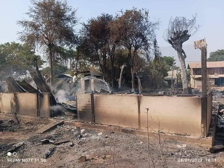 မီးရှို့ဖျက်ဆီးခံရသော ရွာသစ်ကျေးရွာအား တွေ့ရစဥ်။ဓာတ်ပုံ- ခင်ဦးမြို့နယ်သတင်းမှန်ပြန်ကြားရေး