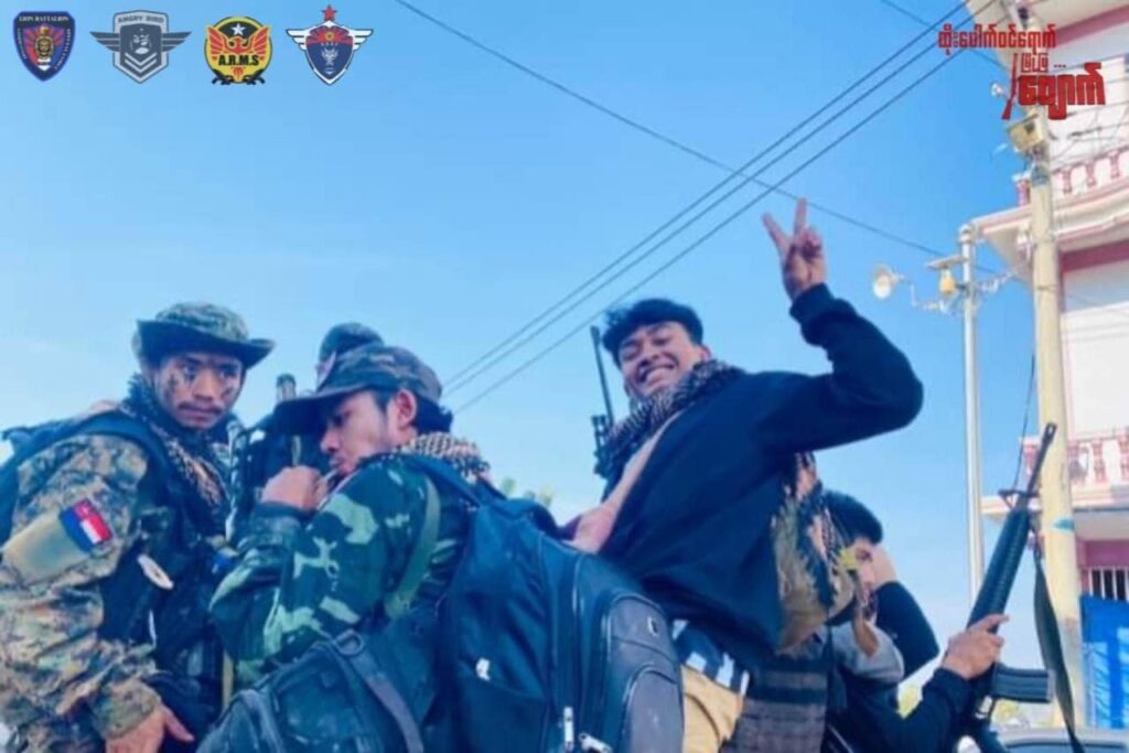 (တော်လှန်ရေးပူးပေါင်းတပ်မှ ရဲဘော်များ တိုက်ပွဲအပြီး တွေ့ရစဉ်၊ ဓာတ်ပုံ - Lion Battelion Commando)