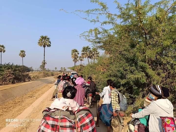 ပြည်သူများထွက်ပြေးတိမ်းရှောင်နေရစဥ်၊ ဓာတ်ပုံ-ဗိုလ်ထွဋ်ခေါင်